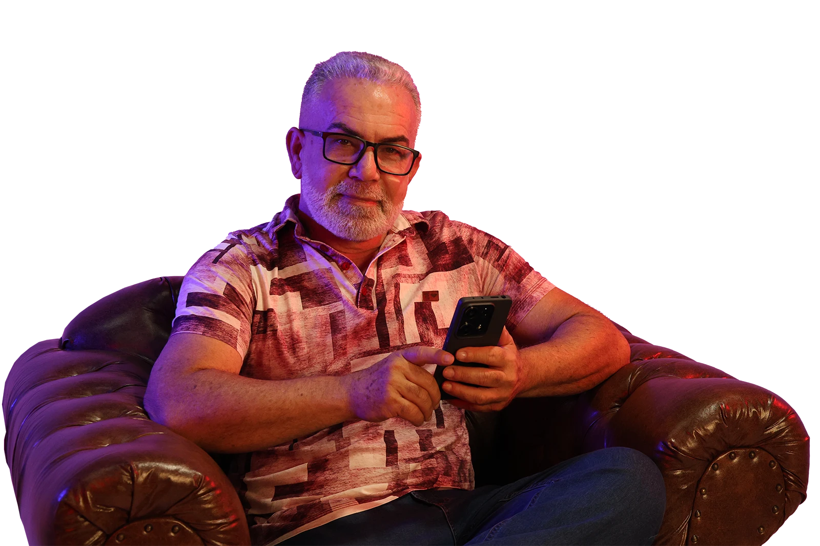 Roberto Mateus, sorrindo, sentado na poltrona